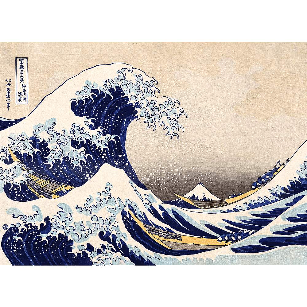 Eine große Welle droht kleinen Booten. Dunkelblaue Wellen kontrastieren mit weißem Schaum. Der Fuji ist sichtbar.