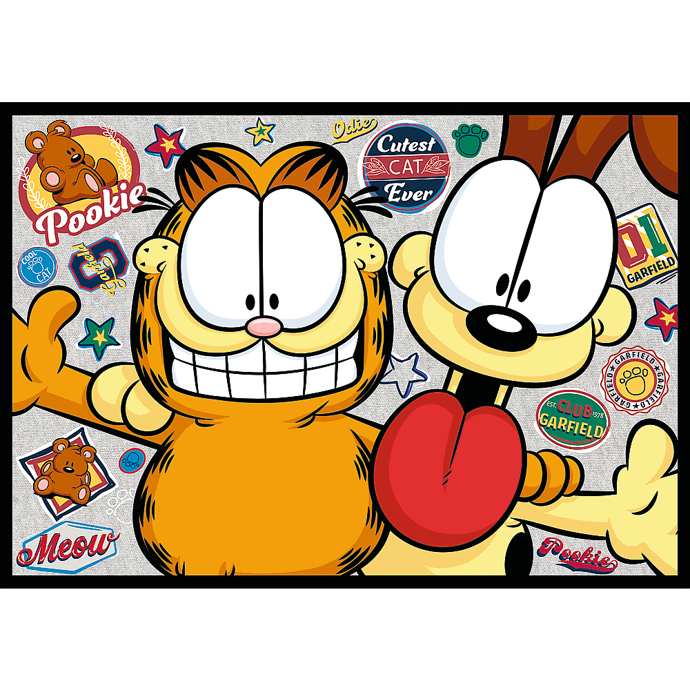 Dessin animé Garfield et Odie. Garfield sourit avec la langue d'Odie sortie. Autocollants : 'Cutest Cat Ever', 'Pookie', étoiles, empreintes de pattes et 'Meow'.