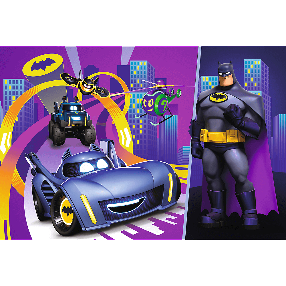 Batman steht neben seinen Fahrzeugen: Batmobil, Batcopter und Batwing. Lila Stadt Hintergrund.