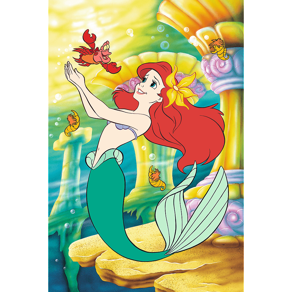 Ariel, une sirène aux cheveux roux et à la queue verte, sourit à un crabe. Des hippocampes nagent autour d'elle dans l'océan.