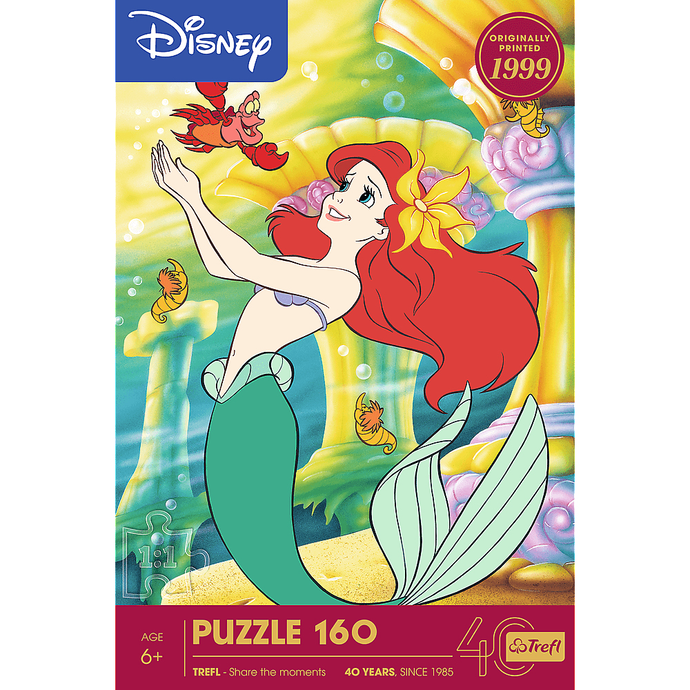 Ariel de La Petite Sirène avec des cheveux roux, une queue verte et un crabe. Le fond montre une scène sous-marine avec des hippocampes.