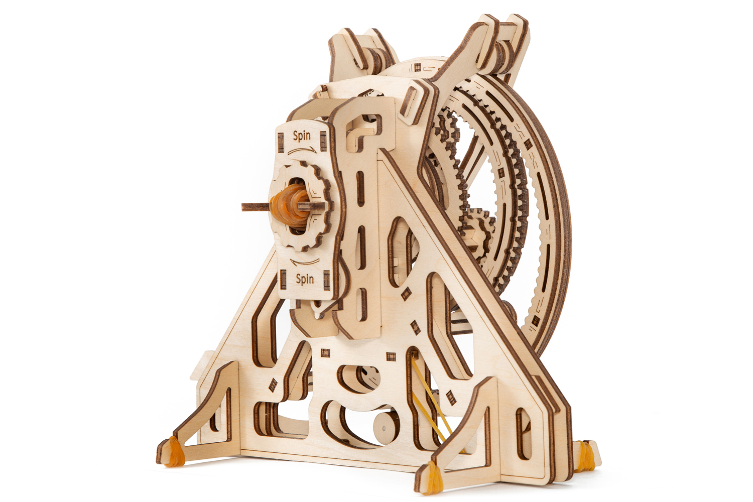 Modèle mécanique en bois de grande roue. Il possède des engrenages et un mécanisme rotatif. La base est triangulaire.