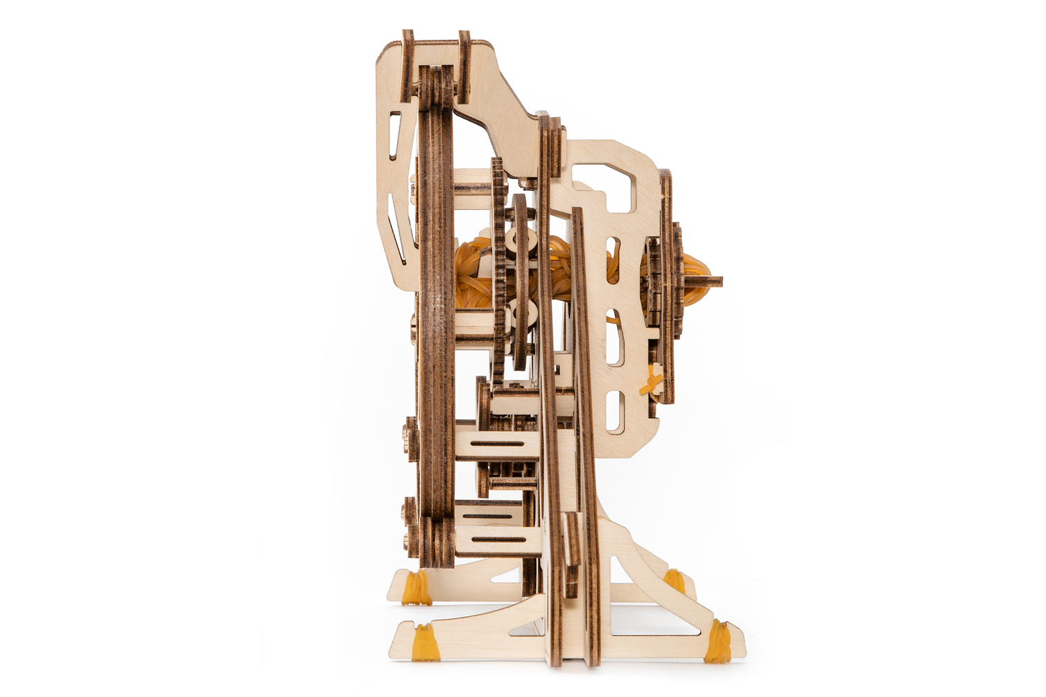Modèle mécanique en bois avec engrenages et élastiques. Il est beige et marron. Isolé sur fond blanc.