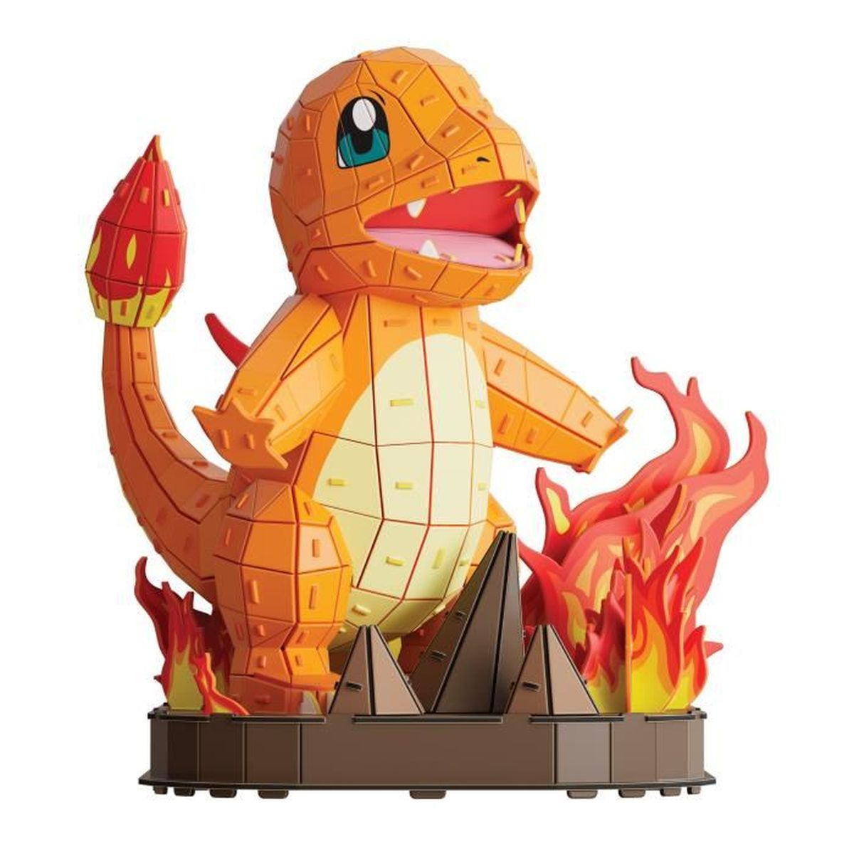 Un puzzle 3D di Charmander. È arancione, con fiamme rosse e una coda. Ha una base triangolare. La sua bocca è aperta.