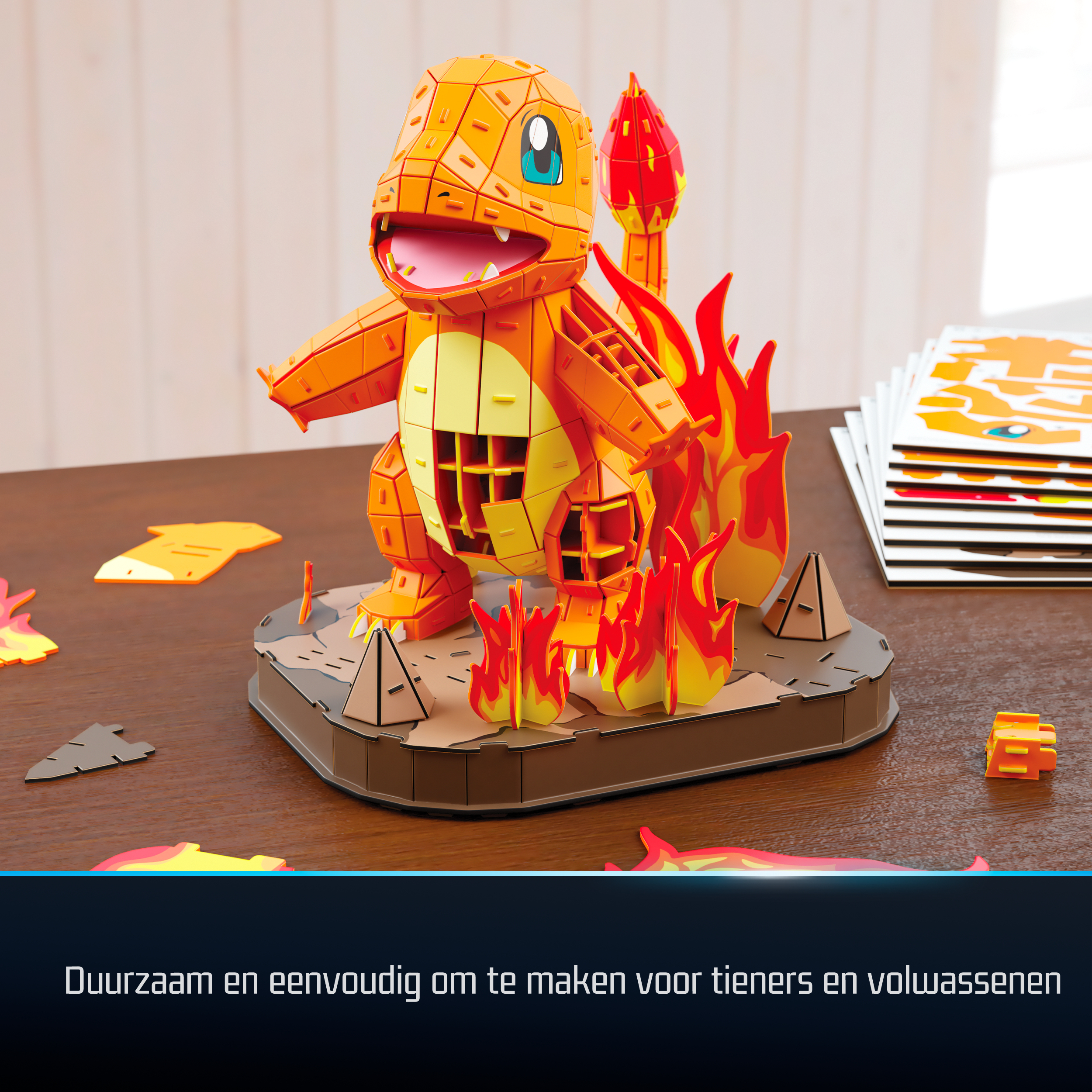 Un puzzle di Charmander arancione assemblato su una superficie marrone. Fiamme e pezzi di puzzle lo circondano. Carte sullo sfondo.