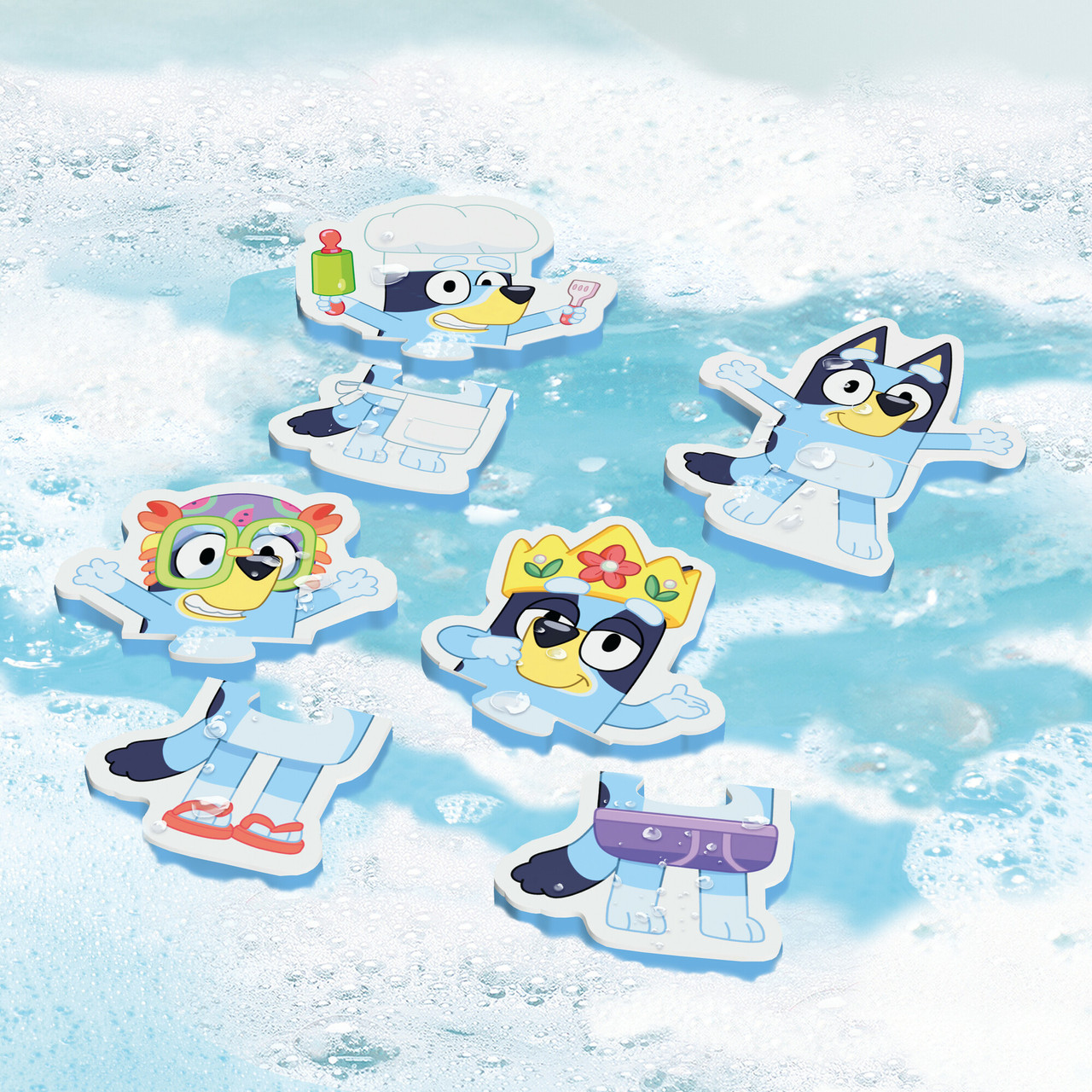 Bluey-Charaktere schwimmen im Wasser. Einer trägt eine Kochmütze, ein anderer eine Krone, andere Sonnenbrillen und Badehosen. Blasen umgeben sie.