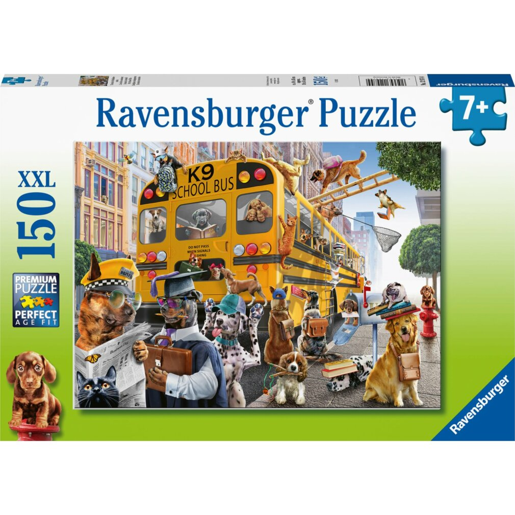 Un puzzle Ravensburger raffigura cani e gatti come persone vicino a un autobus scolastico giallo. Alcuni leggono, altri sono sull'autobus.