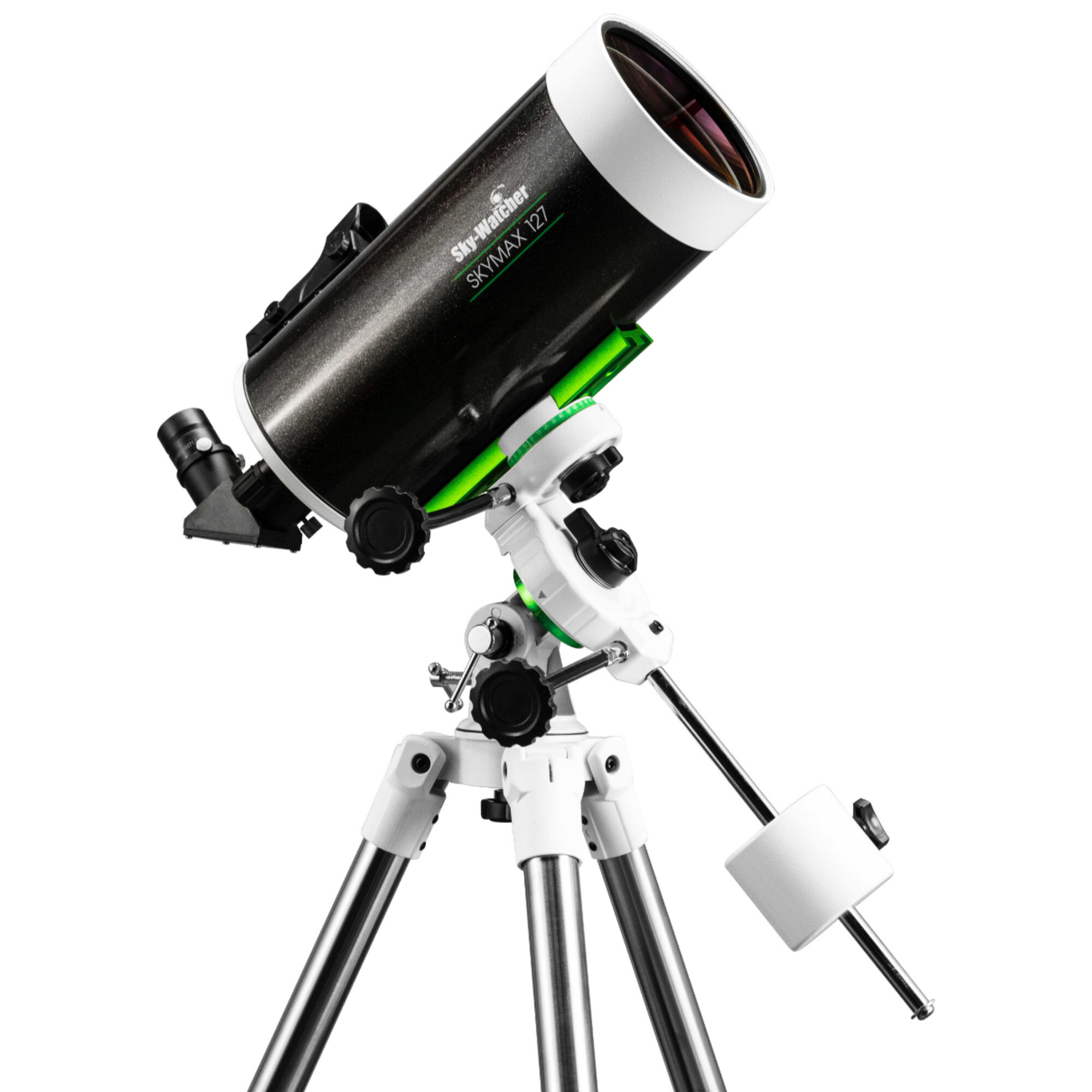 Ein Sky-Watcher-Teleskop, schwarzes Rohr mit weißen Akzenten, montiert auf einem weißen und silbernen Stativ. Die Linse ist sichtbar.