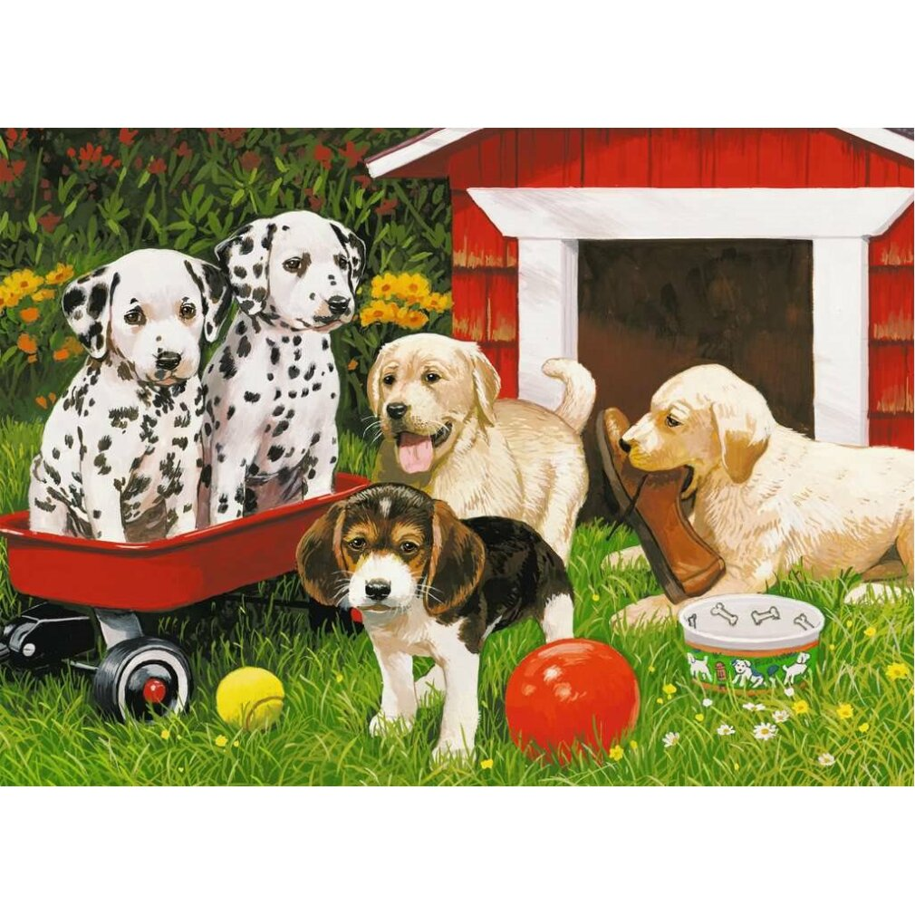 Cinque cuccioli giocano in un cortile erboso. Due dalmata in un carretto rosso, un beagle e due labrador gialli vicino a una cuccia.