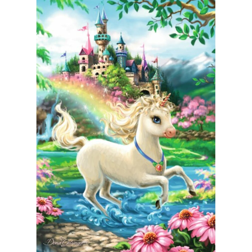 Un unicorno bianco con una collana a nastro blu corre nell'acqua, un arcobaleno e un castello sullo sfondo, circondato da fiori.