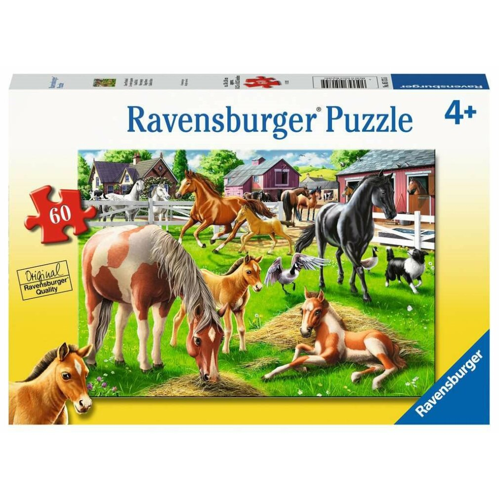 Scatola di puzzle con una scena di cavalli. I cavalli pascolano e corrono in un campo verde con edifici agricoli sullo sfondo.