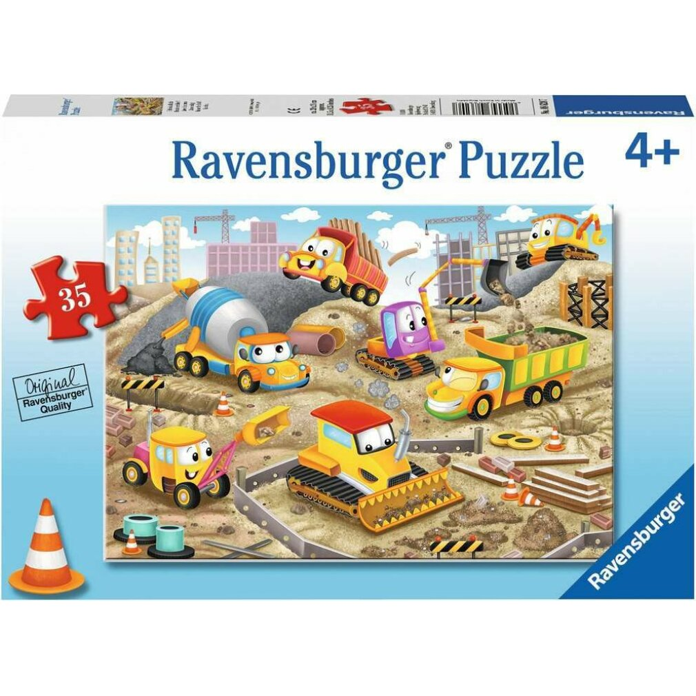 Un puzzle Ravensburger con veicoli edili, un pezzo di puzzle e un cono stradale. I veicoli includono camion, escavatori e una betoniera.