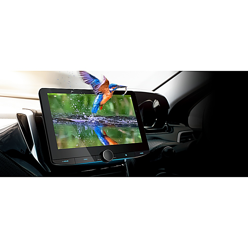 Ein Tablet im Auto zeigt einen Vogel, der einen Fisch fängt. Der Vogel ist blau und orange. Der Innenraum des Autos ist schwarz.