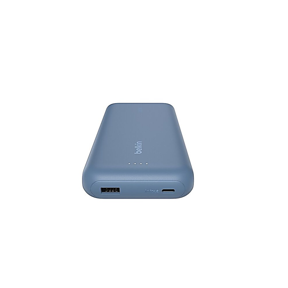 Un chargeur portable Belkin bleu sur fond blanc. Il possède des ports, des voyants et le logo Belkin.