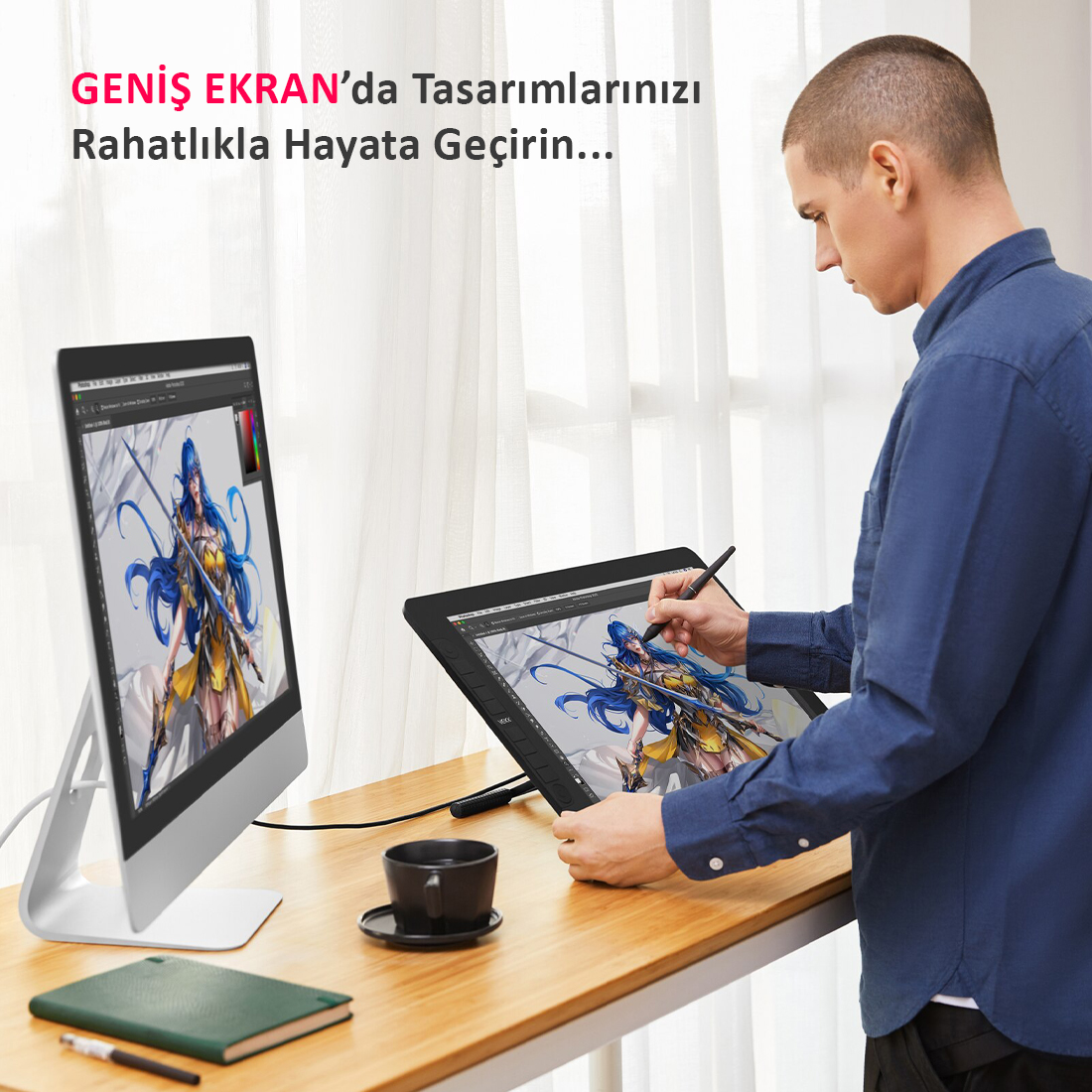 Adam tablet üzerine çizim yapıyor, monitör aynı sanatı gösteriyor. Ahşap bir masada bir fincan ve not defteri duruyor.