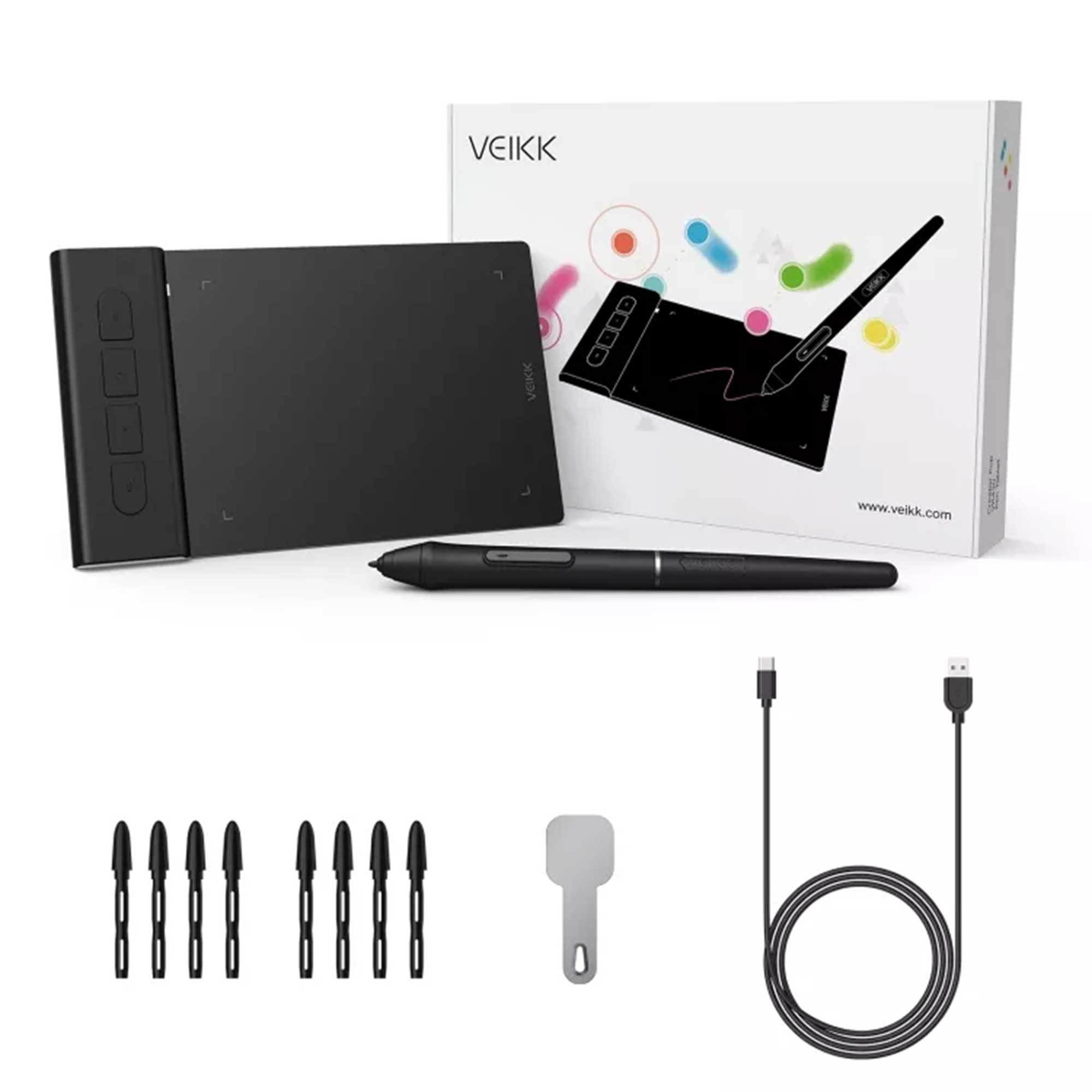 Beyaz yüzeyde bir kalem, ek uçlar, USB kablosu ve kutu ile bir grafik tablet seti.