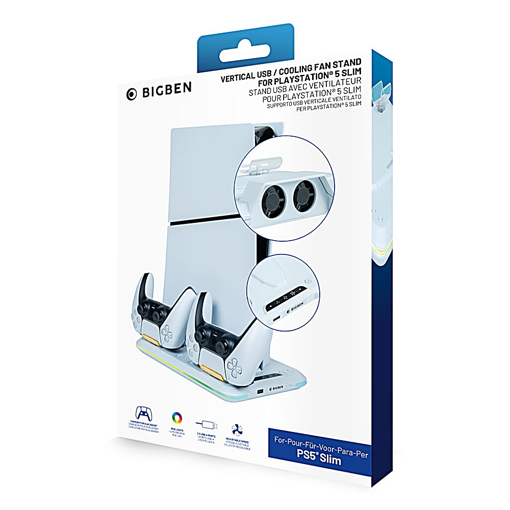 Caja muestra soporte blanco PlayStation 5 Slim con mandos. Tiene ventilador, puertos carga y luces RGB.