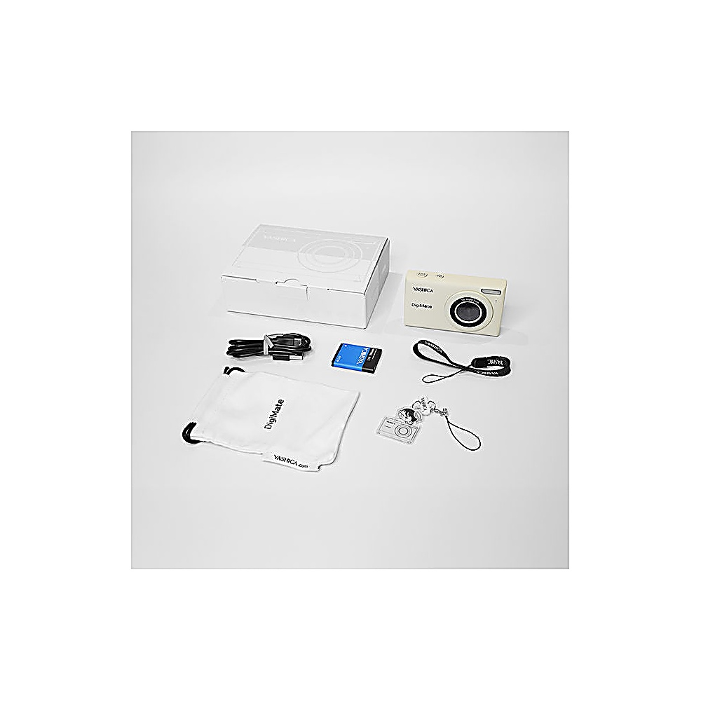 Una cámara Yashica crema, caja, accesorios y una bolsa Digimate sobre una superficie blanca. Incluye un llavero, batería y correa.