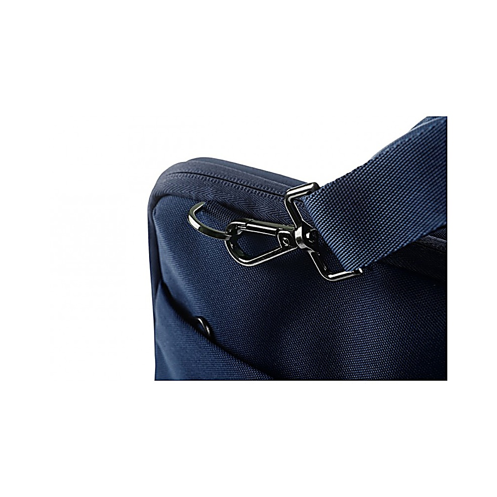 Nahaufnahme der Ecke einer marineblauen Messenger-Tasche. Ein silberner Metallverschluss verbindet den Gurt mit der Tasche. Der Hintergrund ist weiß.