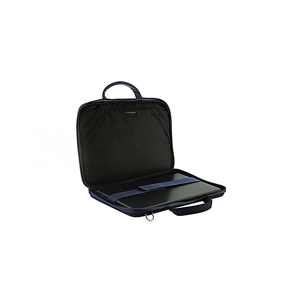 Eine marineblaue Laptoptasche ist geöffnet und zeigt einen Laptop, der mit einem Riemen befestigt ist. Die Tasche hat einen Griff und steht vor weißem Hintergrund.
