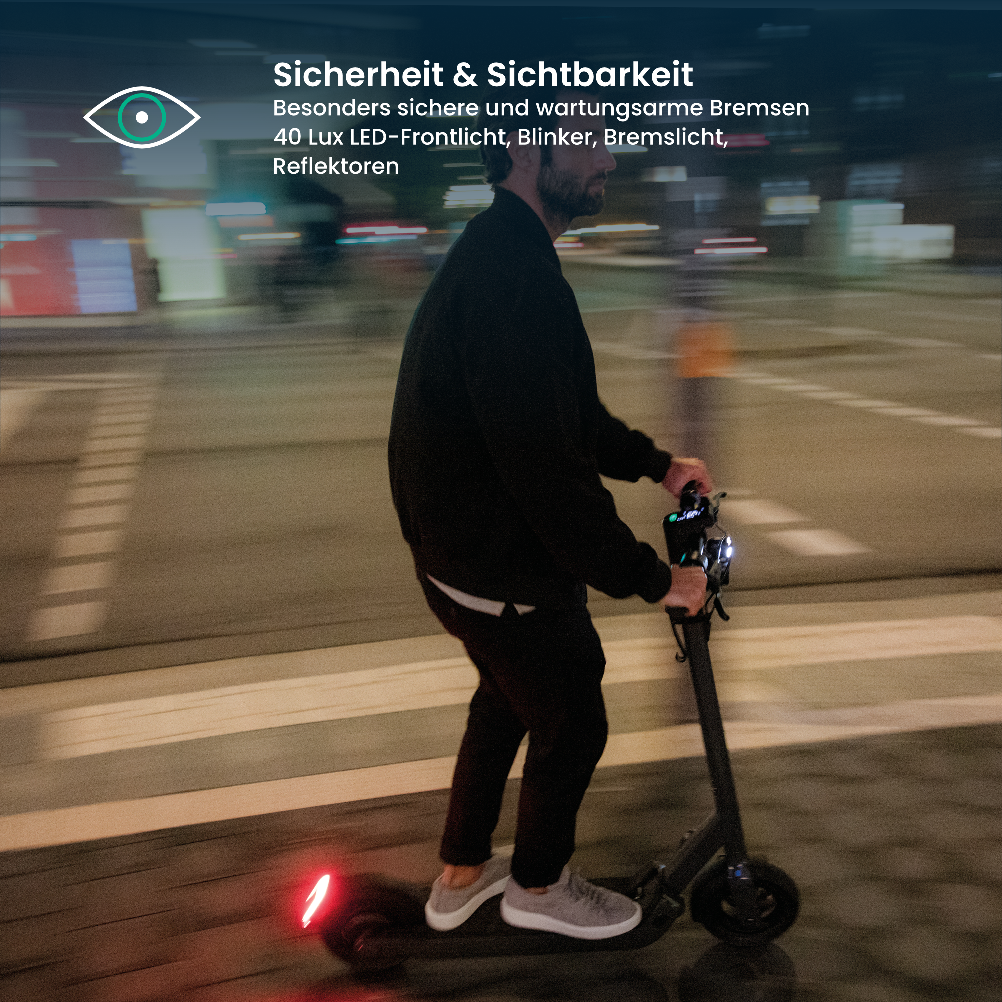 Eine Person fährt nachts einen Elektroroller. Der Roller hat Lichter und Reflektoren. Der Hintergrund zeigt verschwommene Stadtlichter.