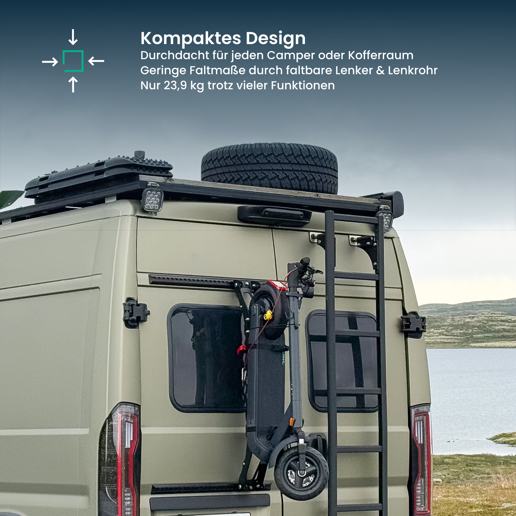 Ein grüner Van hat einen Reifen auf dem Dach und einen Elektroroller an einer Leiter befestigt. Im Hintergrund ist ein See.