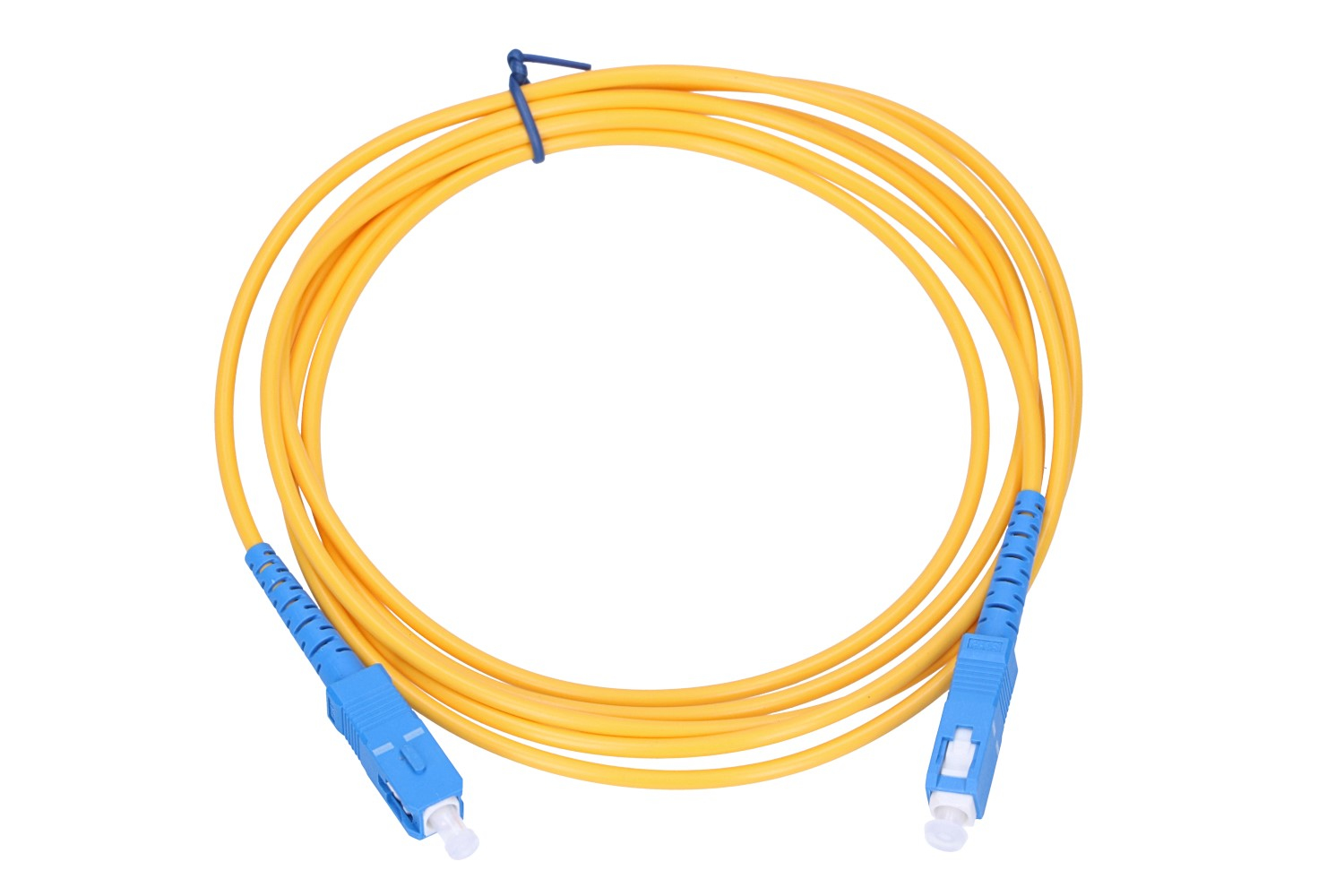 Żółty kabel światłowodowy z niebieskimi złączami. Jest zwinięty, z niebieskim wiązaniem na górze, na białym tle.