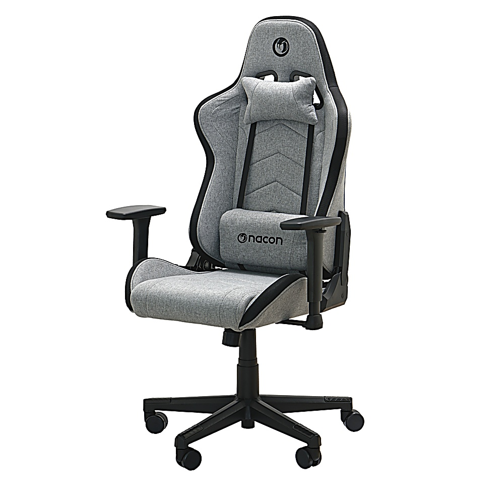 Una silla gamer gris con detalles negros. Tiene reposacabezas, soporte lumbar, reposabrazos y base de cinco ruedas. La marca es 'onacon'.