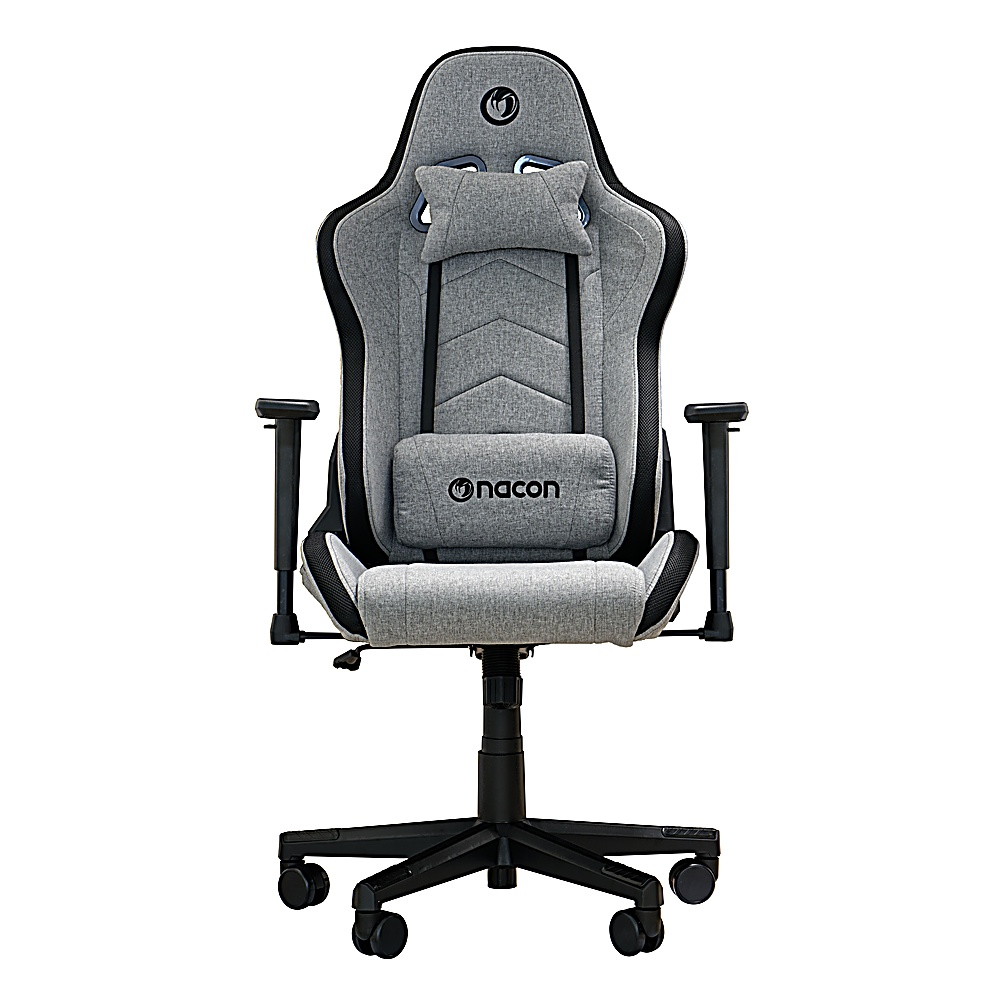 Una silla gamer gris y negra centrada. Tiene reposacabezas, respaldo, reposabrazos y base con ruedas. La marca 'Nacon' es visible.