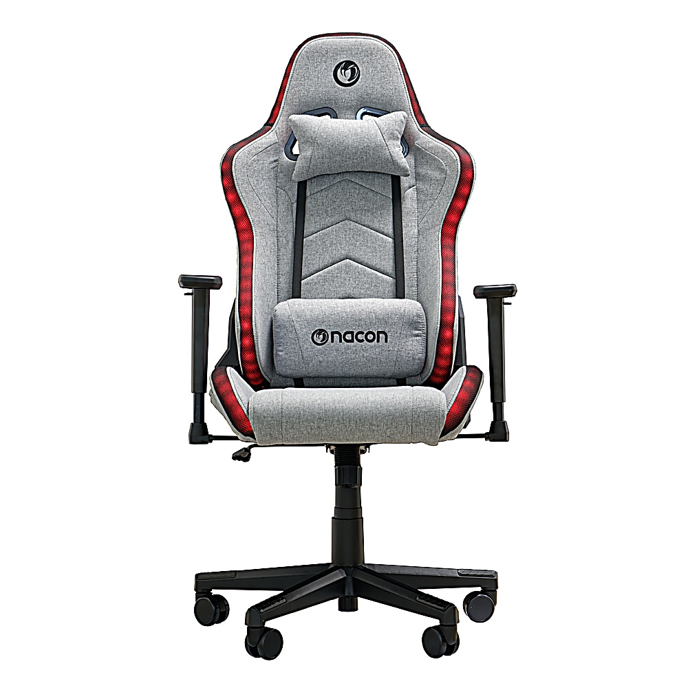 Silla gaming gris con detalles rojos y reposacabezas. La silla tiene reposabrazos y base negra con ruedas. Visible el logo Nacon.