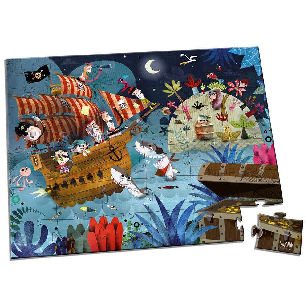 Puzzle di nave pirata con squali, forziere, isola e pirati. Scena notturna con luna e stelle.