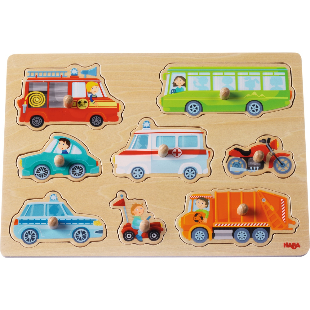 Un puzzle in legno con vari veicoli: autopompa, autobus, auto, ambulanza, moto, autopattuglia, auto piccola e camion della spazzatura.