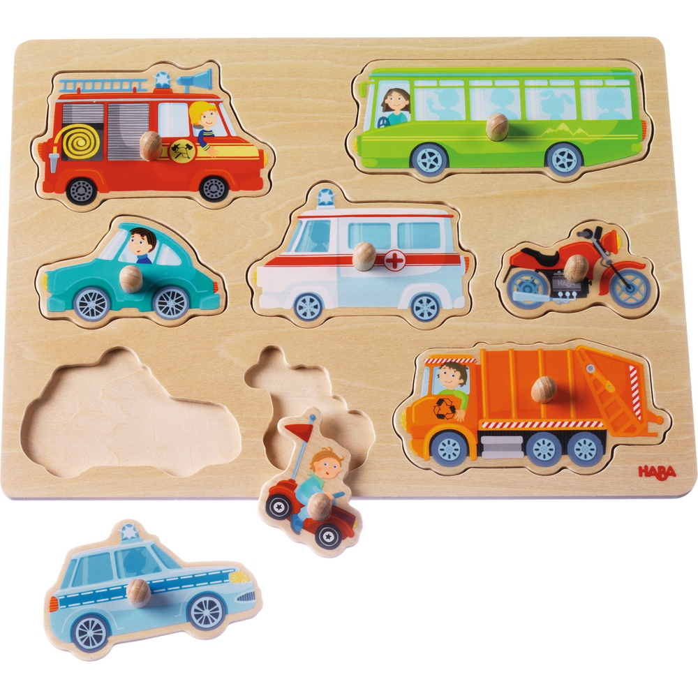 Puzzle in legno con vari veicoli. Include un'autopompa, un autobus, un'ambulanza, una moto, un'auto e un'auto della polizia.