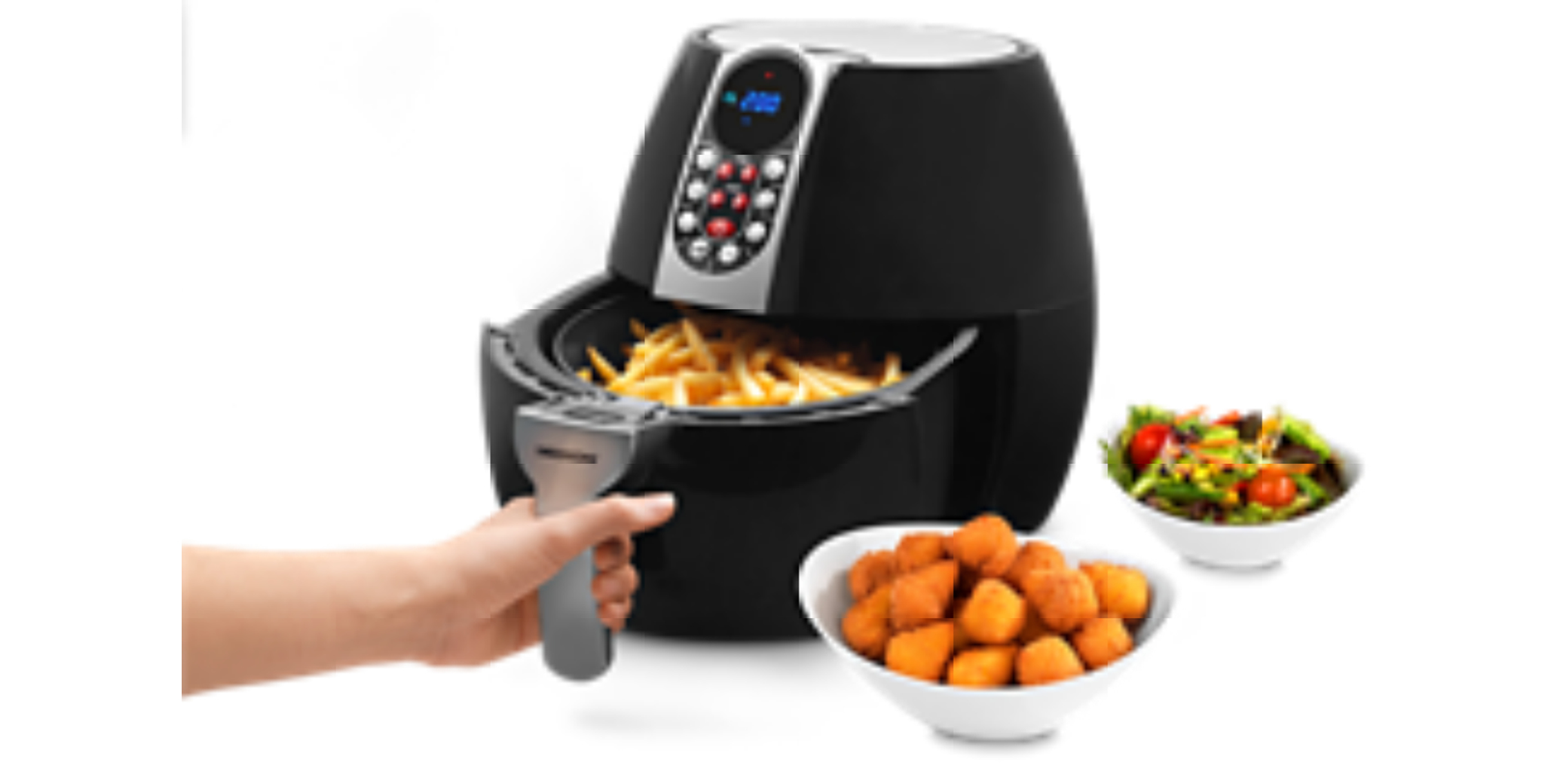 Eine Heißluftfritteuse mit Pommes, Nuggets und Salat. Eine Hand hält ein Tablett. Weißer Hintergrund.