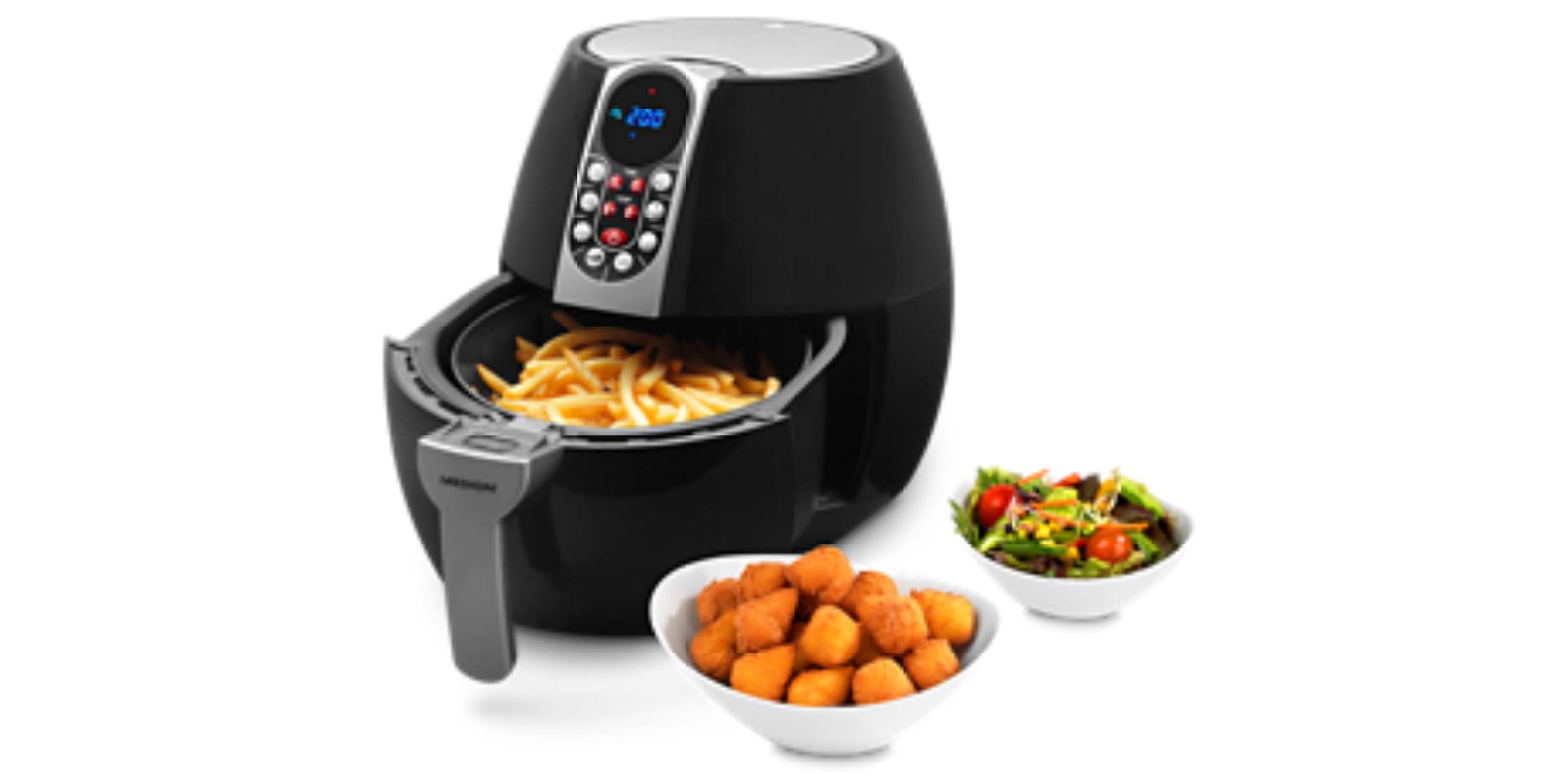 Schwarze Heißluftfritteuse mit Pommes, Kroketten und Salat in weißen Schalen. Die Fritteuse hat ein Digitaldisplay.