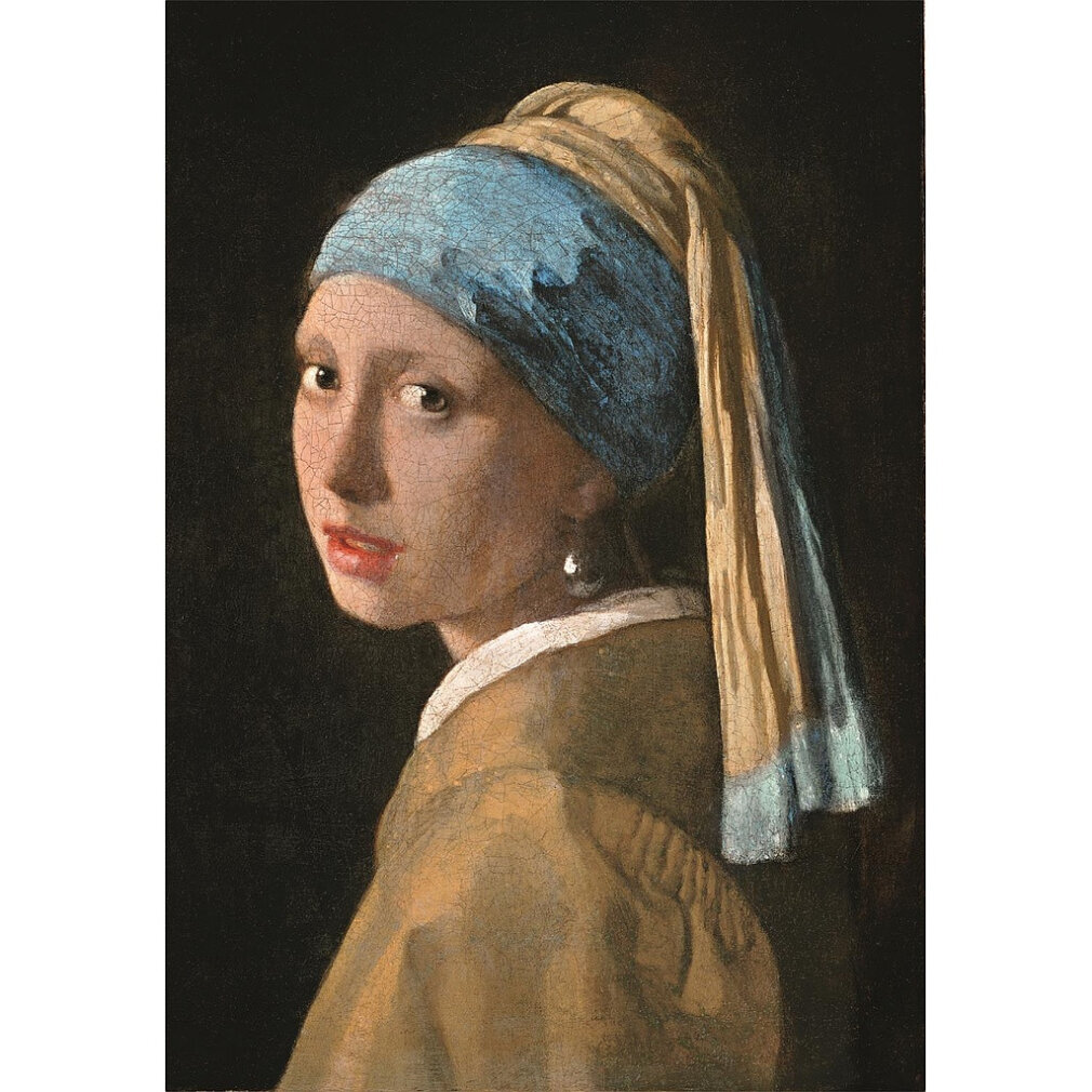 Una chica con turbante azul y amarillo, pendiente de perla y chaqueta marrón, mirando por encima del hombro sobre un fondo oscuro.