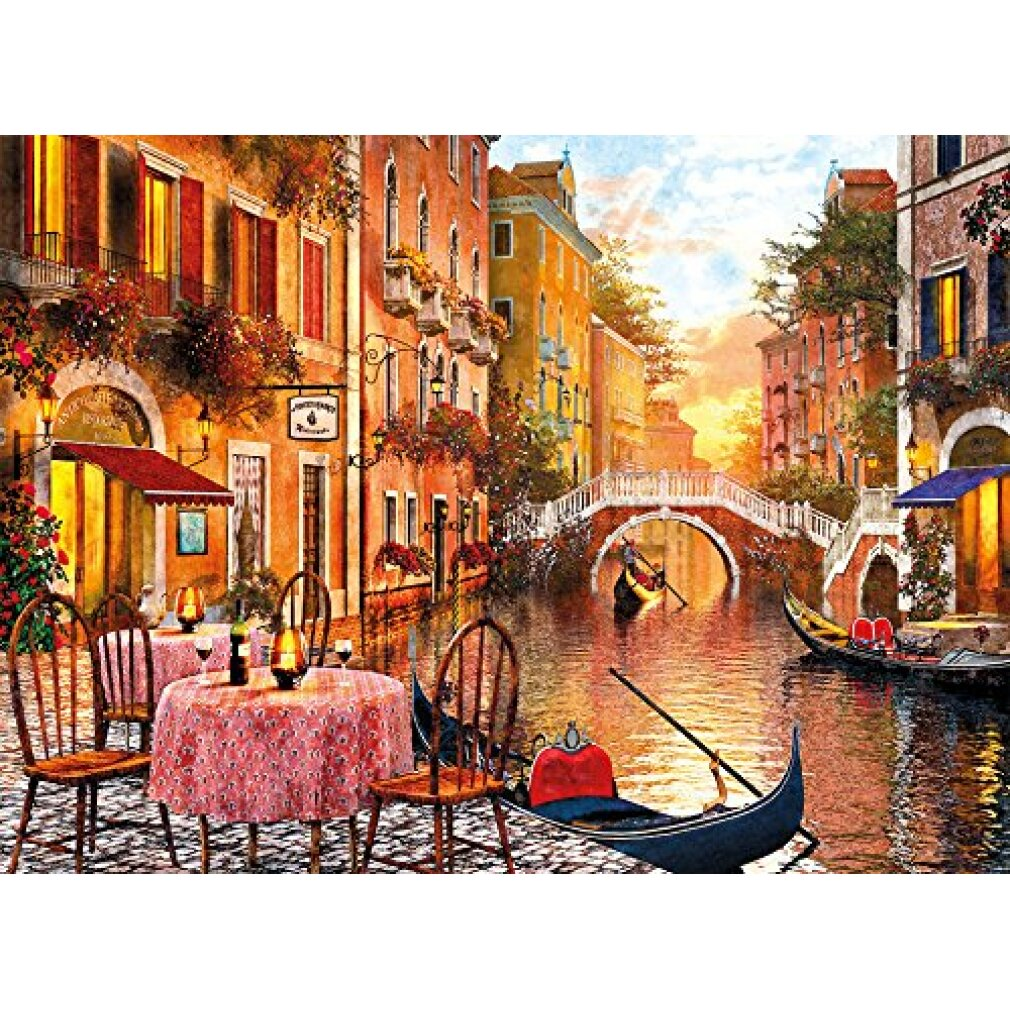 Scène de canal vénitien avec bâtiments, ponts, gondoles et tables en plein air. Les couleurs chaudes dominent la scène du coucher de soleil.