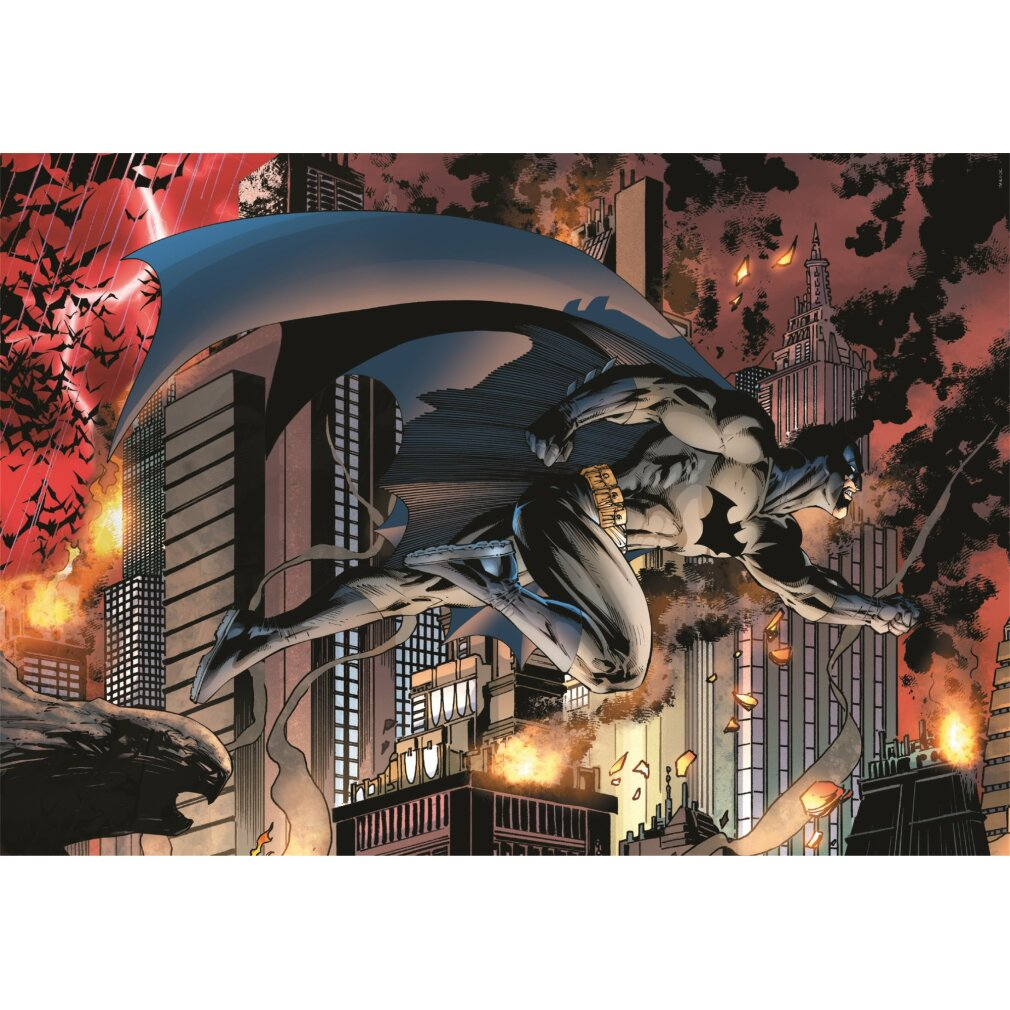 Batman in volo su una città di notte. Edifici sullo sfondo. Pipistrelli volano nel cielo rosso. Esplosioni e fuoco sono presenti.