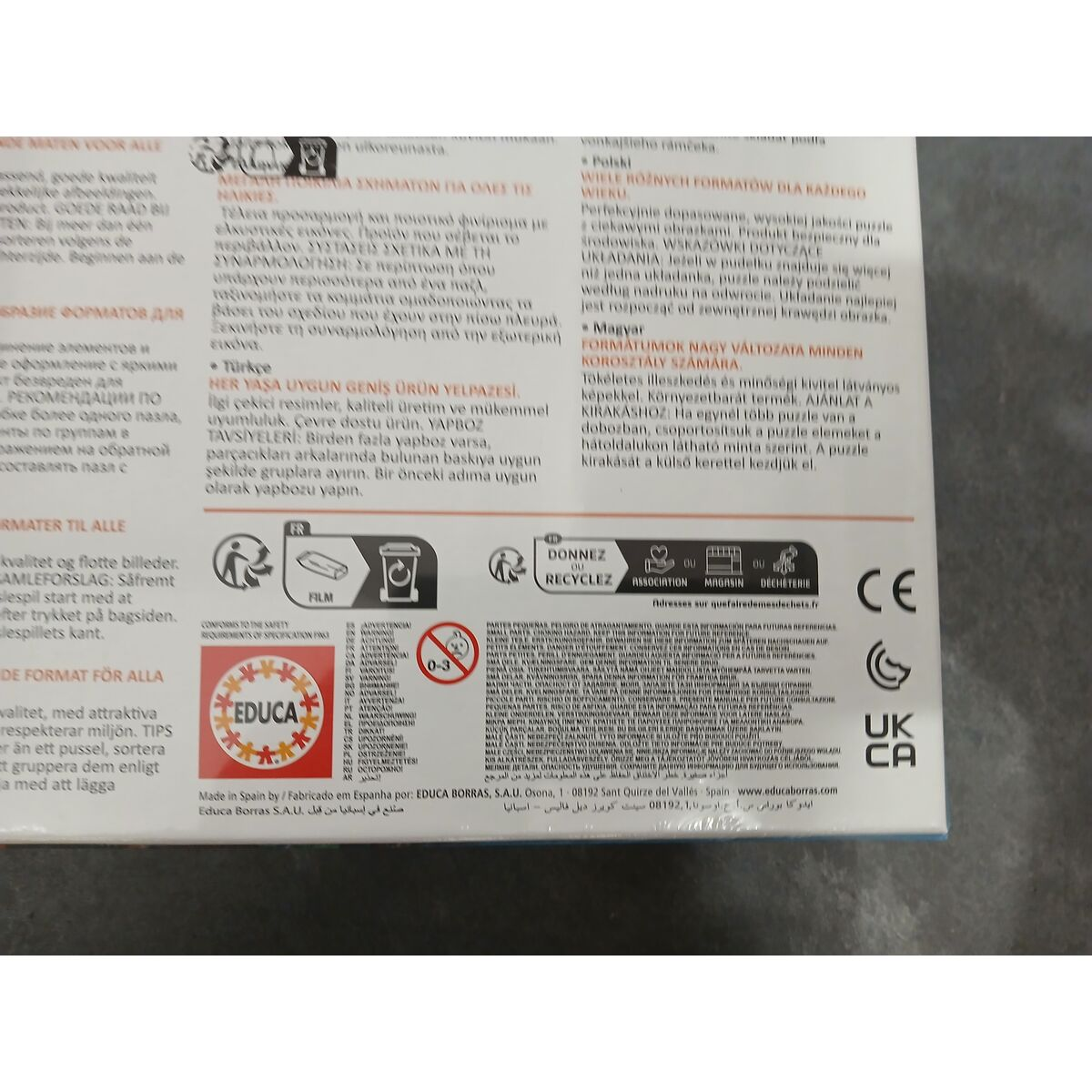 Karton mit Text, Logos und Bildern. Enthält Recycling-Symbole und Educa Borras Logo.