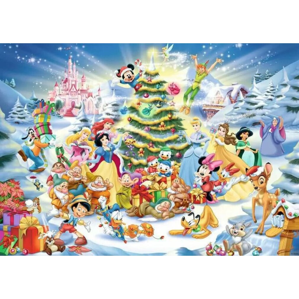 Una scena festosa Disney con personaggi come Topolino, Peter Pan e principesse attorno a un albero di Natale, con un castello sullo sfondo.
