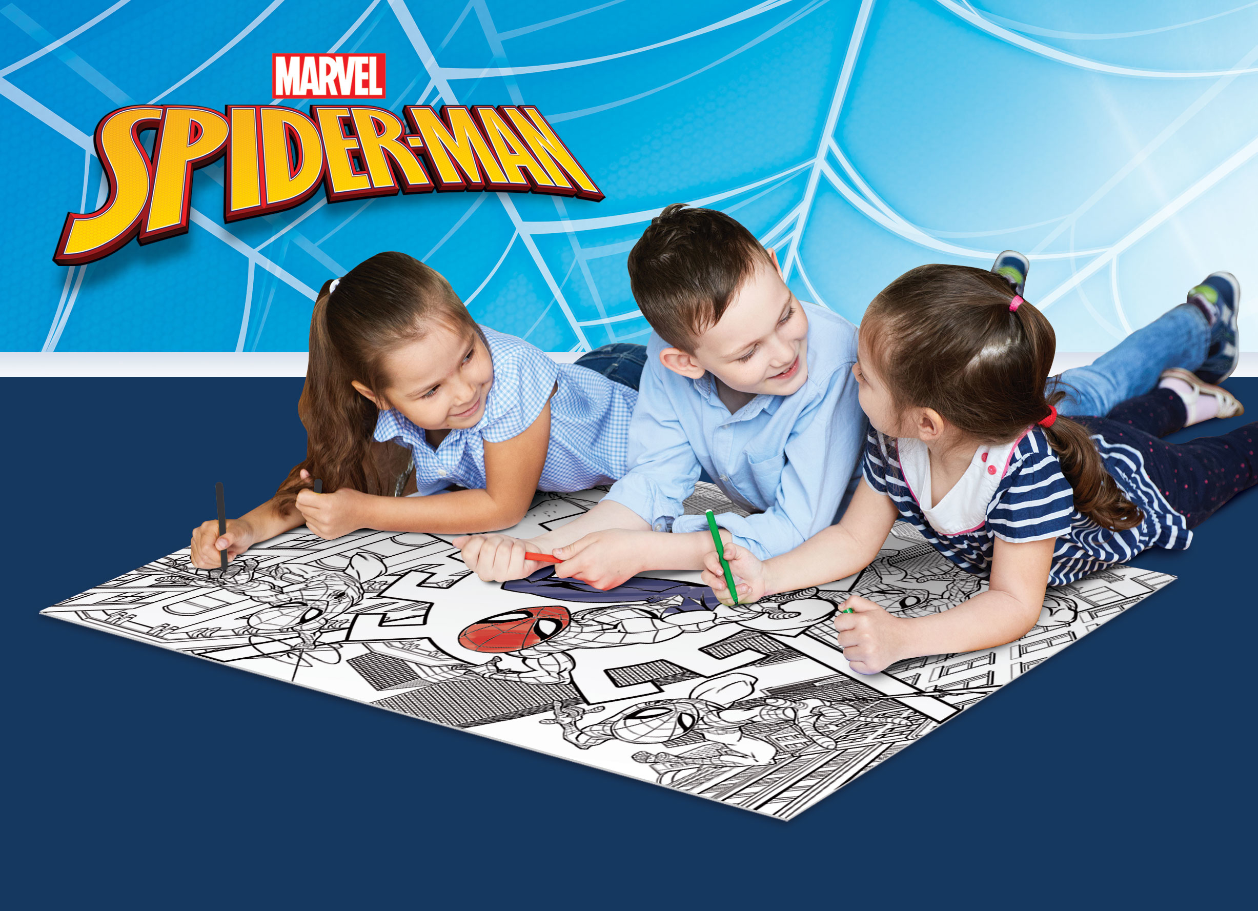 Drei Kinder malen ein Spider-Man-Bild aus. Das Logo befindet sich oben, und der blaue Hintergrund hat weiße Spinnweben.