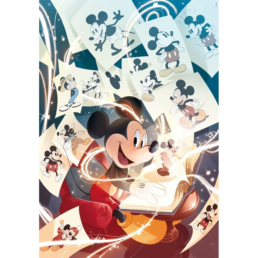 Mickey Mouse lacht, omringd door tekeningen van zichzelf. Hij zit in de buurt van een gloeiend boek. Verschillende Mickey-poses staan op verspreide vellen.