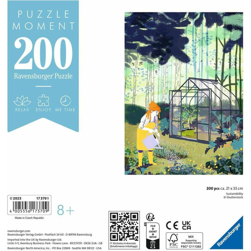 Eine Frau in gelber Schürze gießt Pflanzen in einem Garten, im Hintergrund ein Gewächshaus, links eine Puzzleschachtel.
