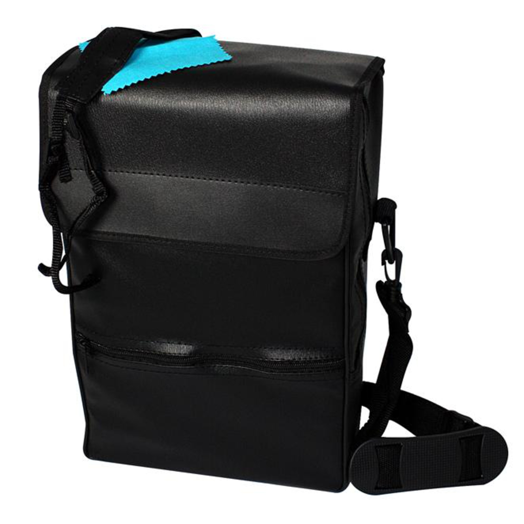 Schwarze rechteckige Tasche mit Schultergurt. Oben liegt ein blaues Tuch. Die Tasche hat einen Reißverschluss.