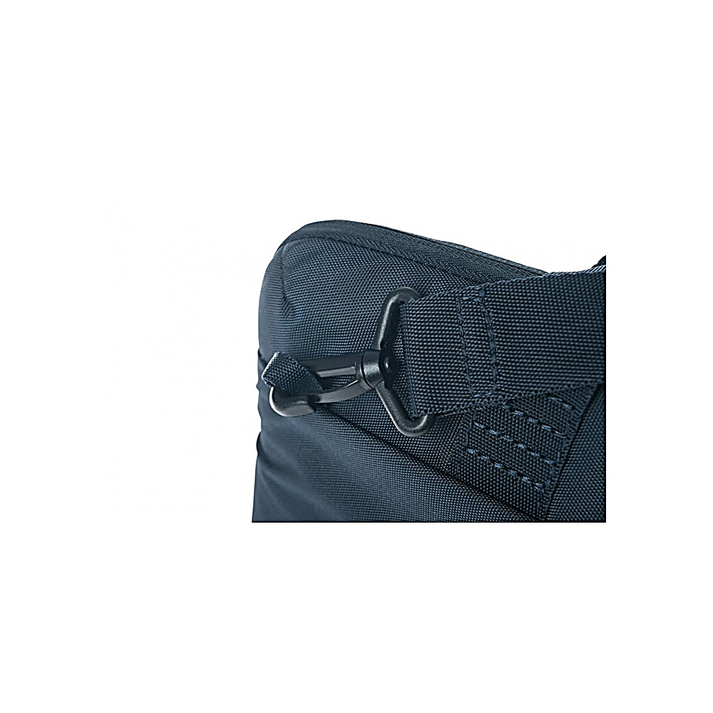 Nahaufnahme einer marineblauen Tasche mit schwarzem Metallverschluss und Riemen. Die Tasche besteht aus strukturiertem Stoff.