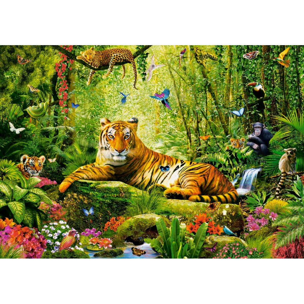 Ein Tiger ruht auf einem moosigen Felsen in einer Dschungelszene. Andere Tiere sind ein Leopard, Affen, Vögel, Schmetterlinge und ein Wasserfall.