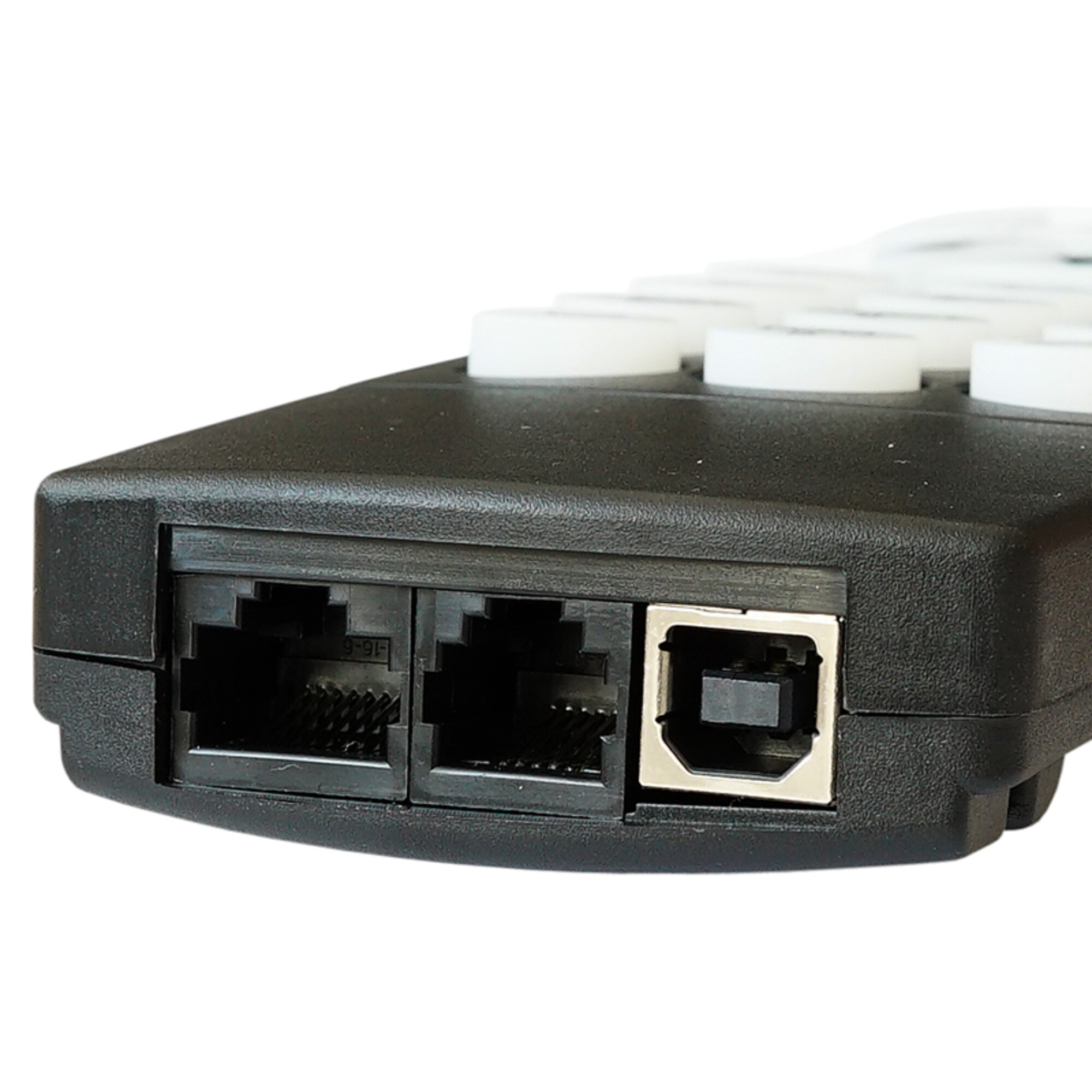 Nahaufnahme eines schwarzen Geräts mit Netzwerkanschlüssen und weißen Knöpfen. Ein USB-Anschluss ist sichtbar. Der Hintergrund ist weiß.
