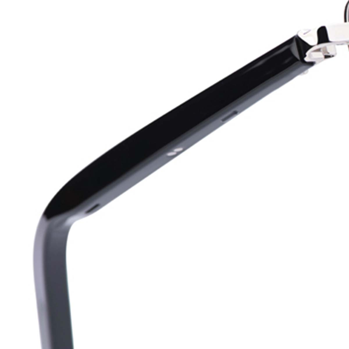 Primo piano di una lampada da scrivania nera, braccio curvo e dettagli argentati. Lo sfondo è bianco.