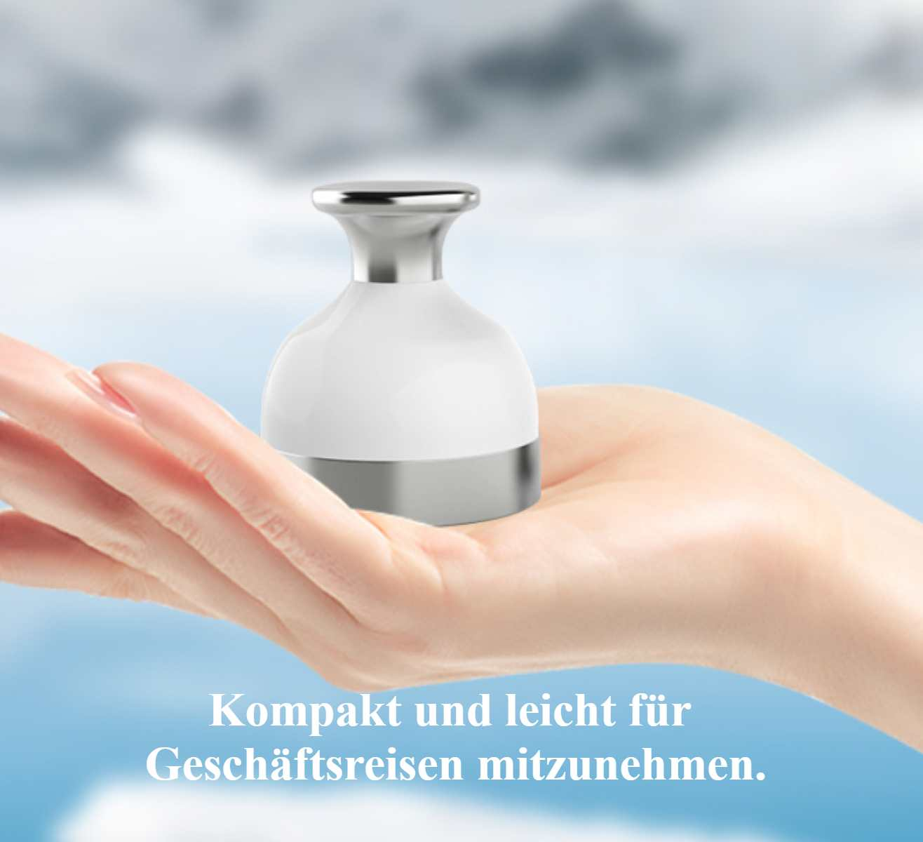 Ein weißes und silbernes Massagegerät liegt in einer Handfläche. Weichgezeichneter Hintergrund. Text: Kompakt und leicht für Geschäftsreisen.