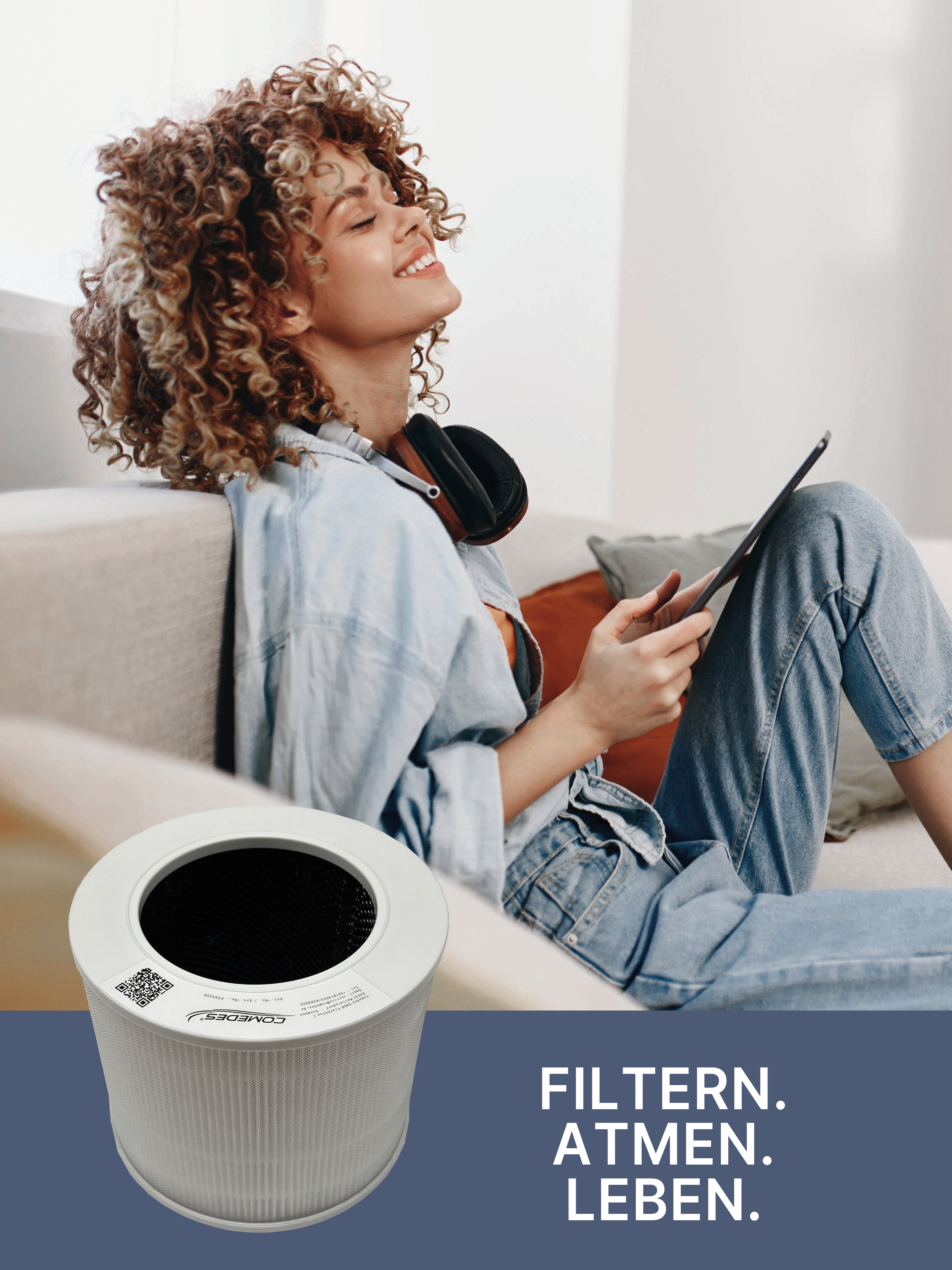 Eine Frau lächelt und hält ein Tablet. Ein Filter ist im Vordergrund. Text: Filtern, Atmen, Leben.